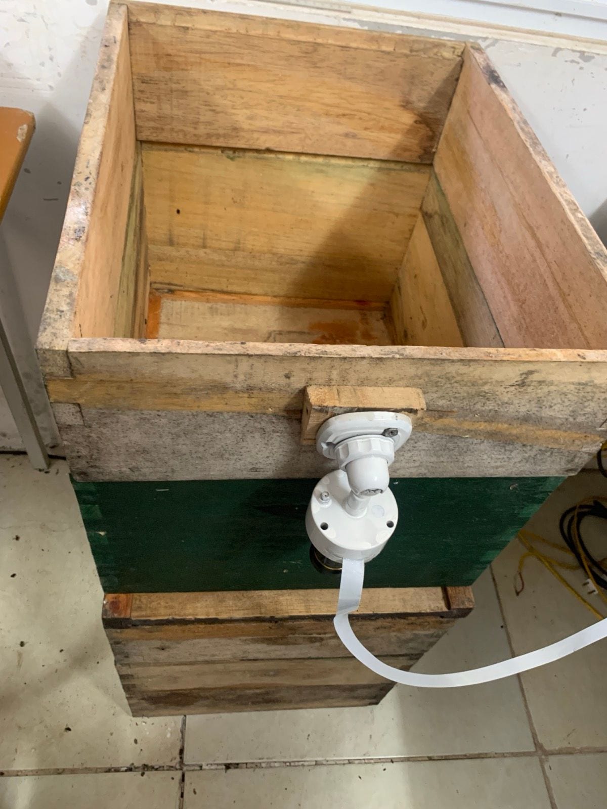 Mechanical and optical integration on the wooden beehive